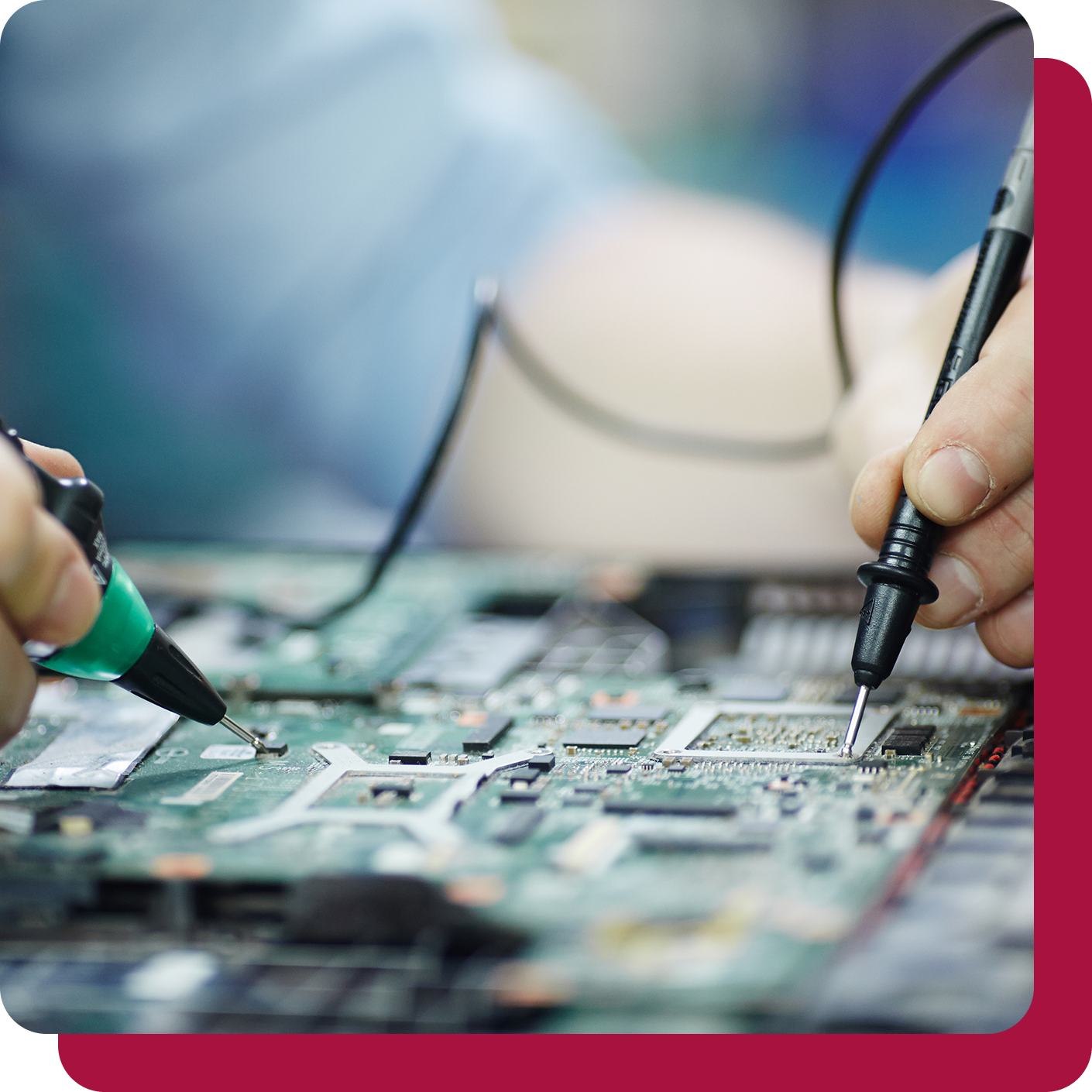 Persona trabajando en una tarjeta electrónica